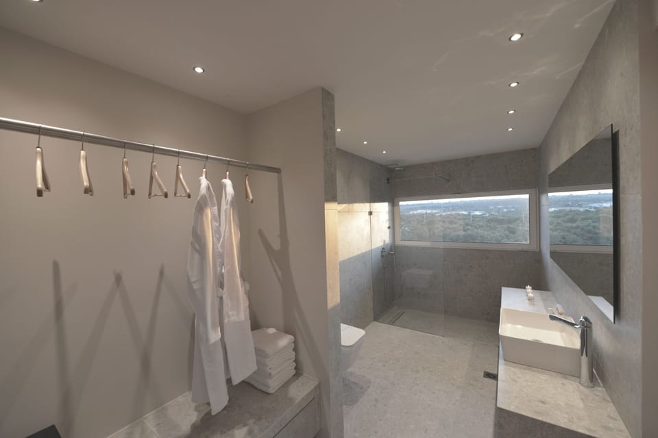 Signature Suite, Jetted Tub, Sea View | Bathroom | Combined shower/tub, free toiletries, hair dryer, towels