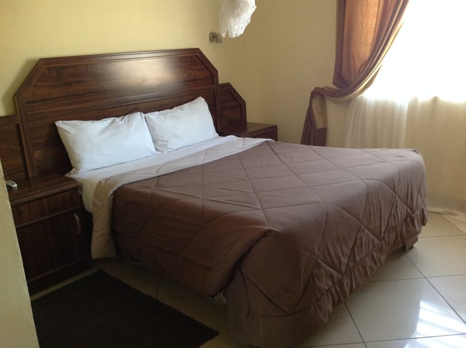 Deluxe Double Room | Minibar, individually decorated, individually furnished, desk
