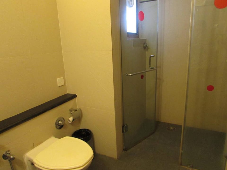 Shower, rainfall showerhead, free toiletries, hair dryer