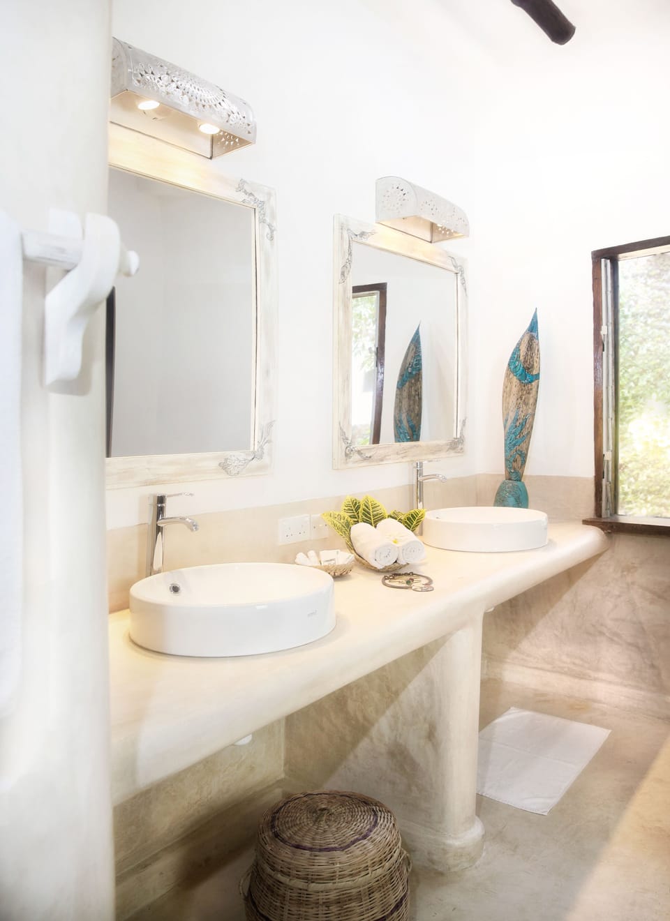 Deluxe Room | Bathroom | Shower, rainfall showerhead, hair dryer, bidet
