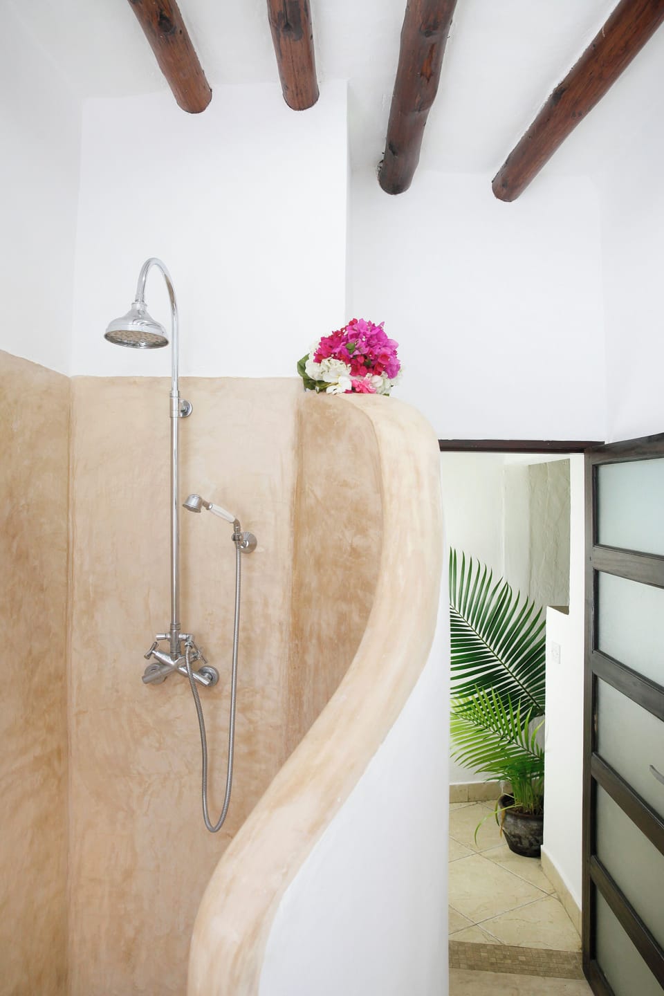 Deluxe Room | Bathroom | Shower, rainfall showerhead, hair dryer, bidet