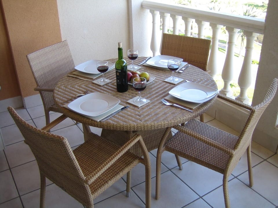 Dining 'al fresco' overlooking golf course