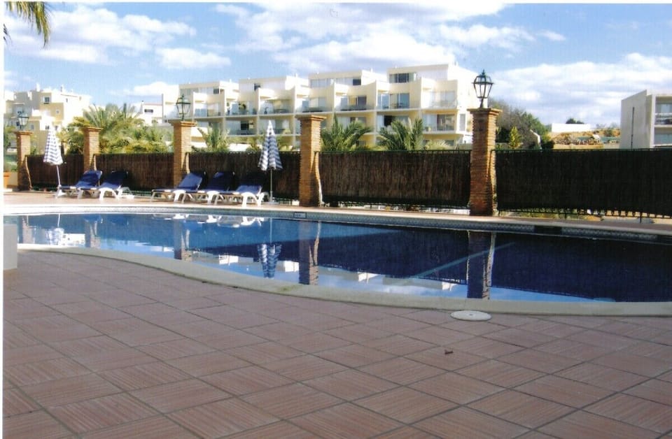 Pool with bar and food