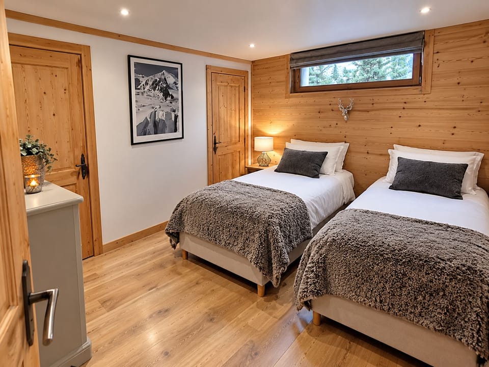 double bedroom with built-in wardrobe
