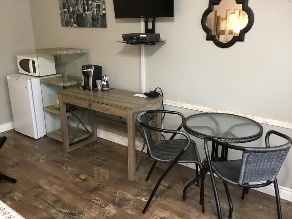 Comfort Room, 2 Double Beds | Living area | 40-inch TV with cable channels
