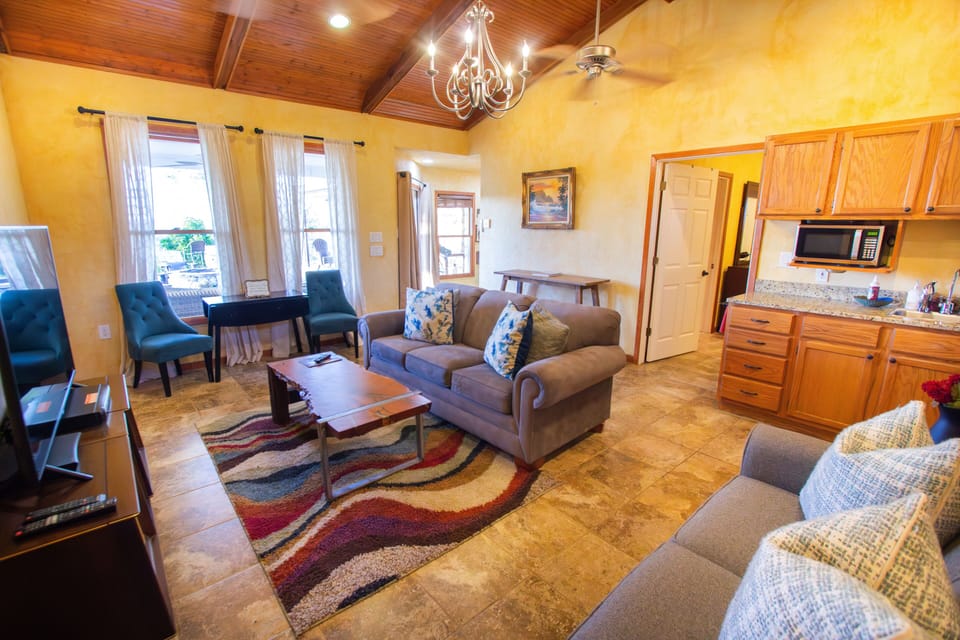 La Casita | Private kitchen | Microwave, coffee/tea maker, electric kettle