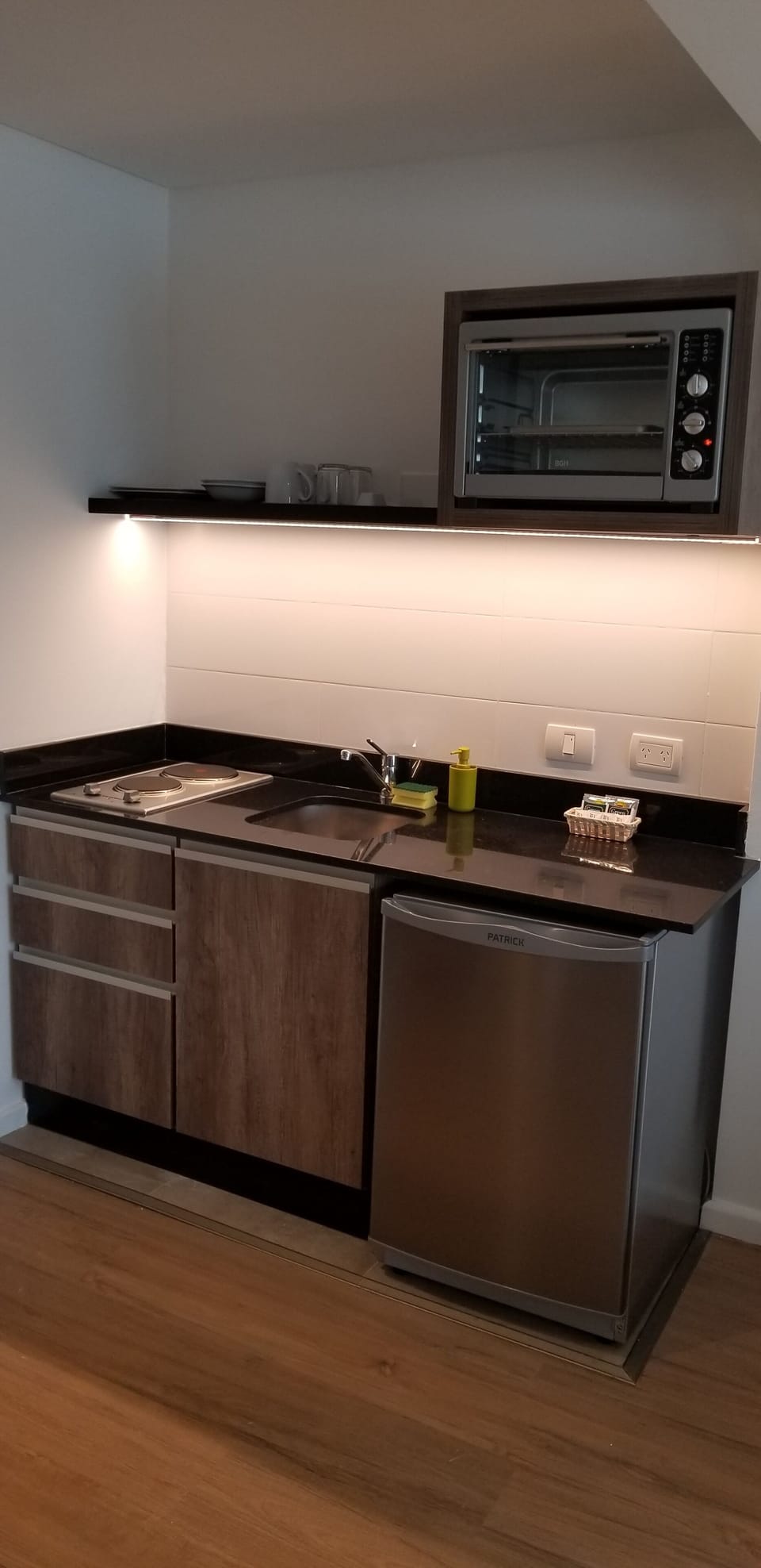 Apartment 504 | Private kitchen | Fridge, microwave, oven, stovetop