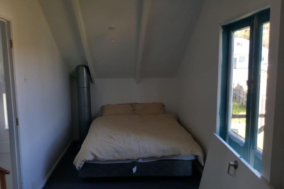 Bedroom 1 queen bed