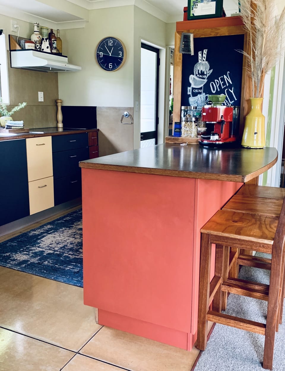 Breakfast bar & seating 