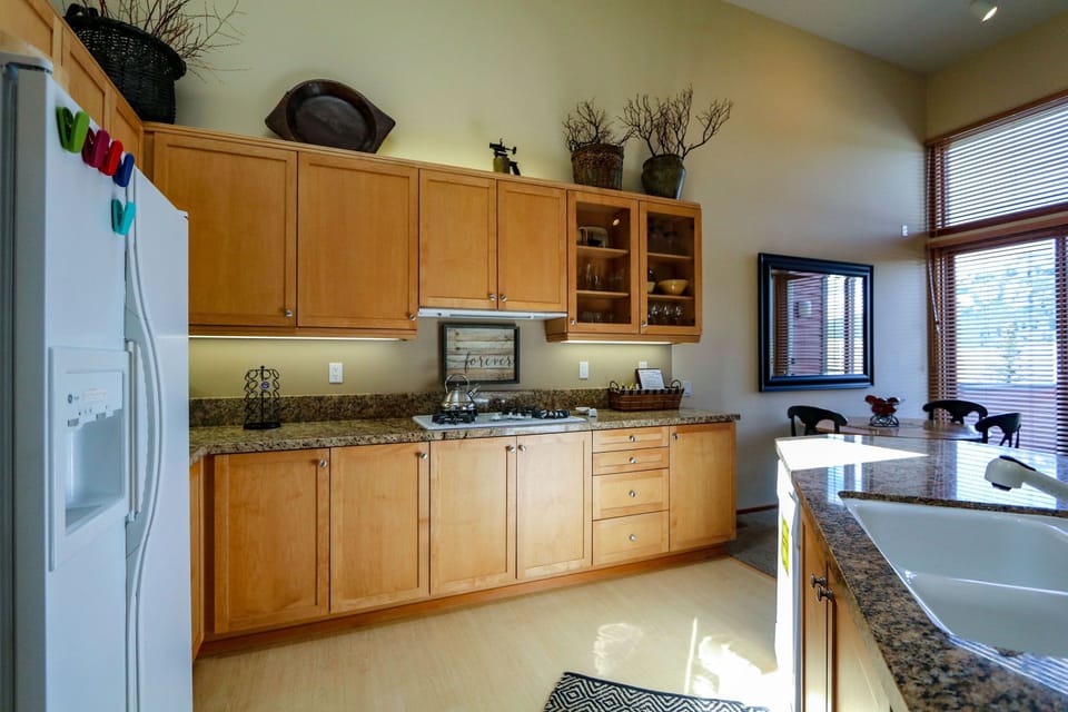Condo, 2 Bedrooms | Private kitchen | Fridge, oven, coffee/tea maker, toaster