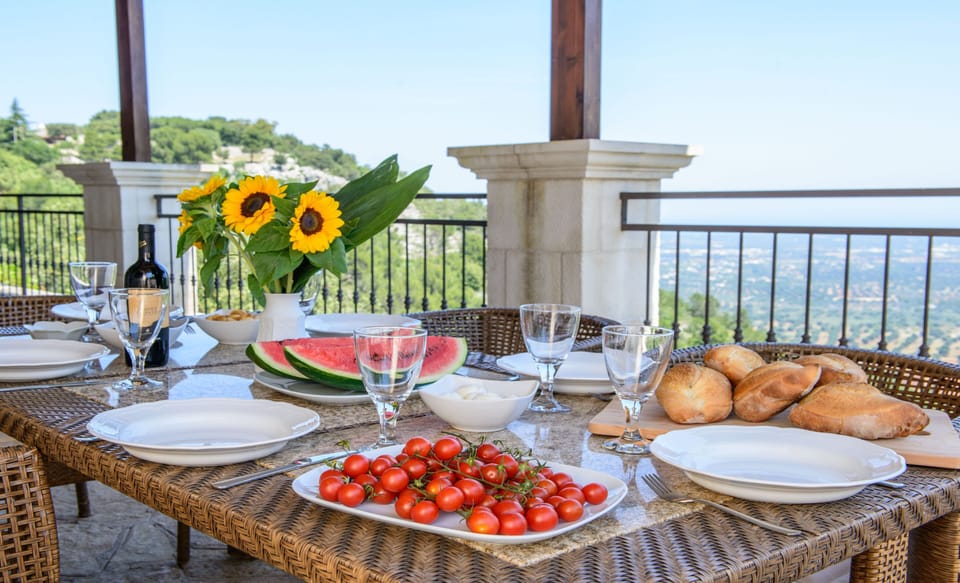Al fresco dining on the dining terrace directly outside the living room