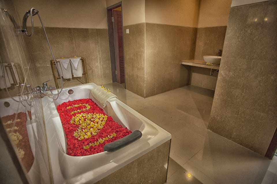 Honeymoon Villa | Bathroom | Shower, hydromassage showerhead, free toiletries, hair dryer