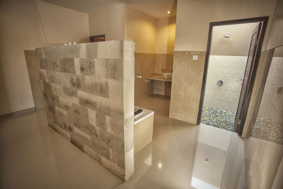 Honeymoon Villa | Bathroom | Shower, hydromassage showerhead, free toiletries, hair dryer