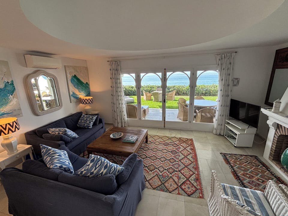 Living room overlooking beach
