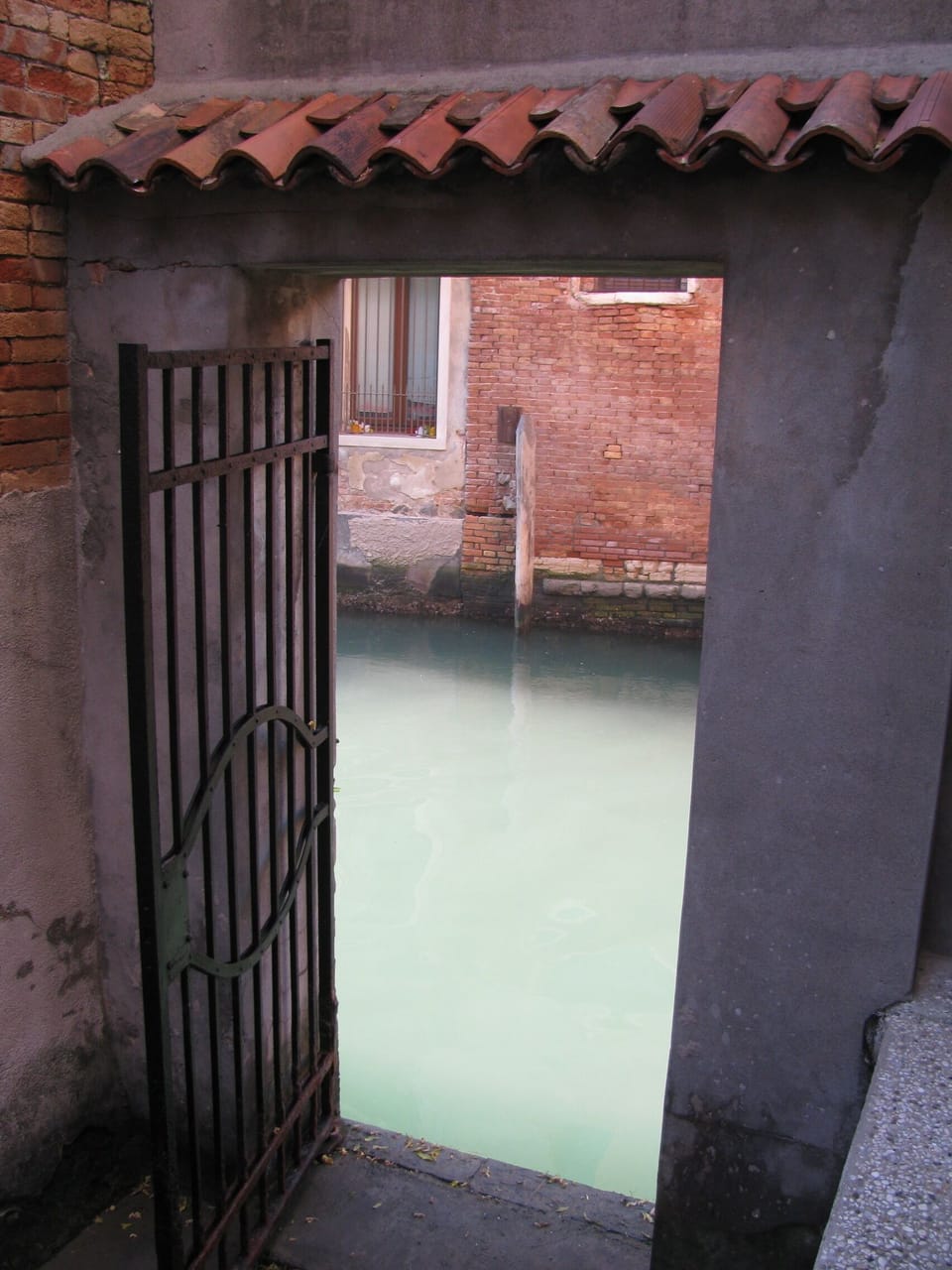 Gate with access to the canal