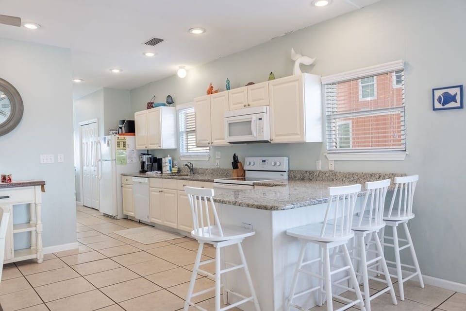 House, 4 Bedrooms | Private kitchen | Coffee/tea maker, fridge, oven, toaster