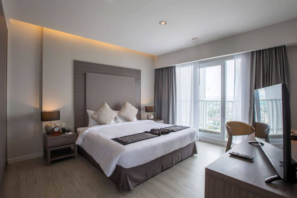 One Bedroom Suite | Minibar, in-room safe, individually decorated, desk