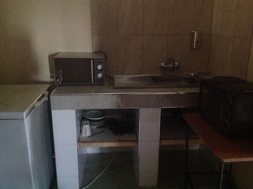 Full-size fridge, microwave, oven, stovetop