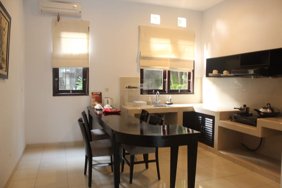 Family Suite, 2 Bedrooms | In-room dining