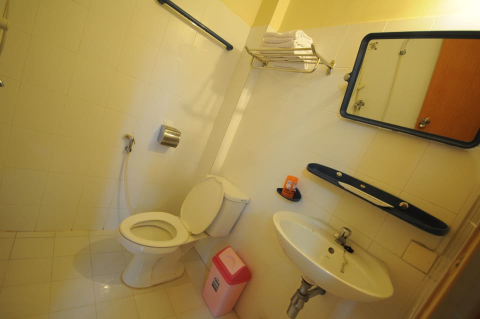 Superior Triple Room, 3 Twin Beds | Bathroom | Separate tub and shower, deep soaking tub, designer toiletries