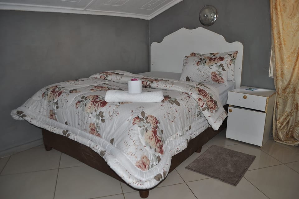 Standard Twin Room | Minibar, individually decorated, individually furnished, desk