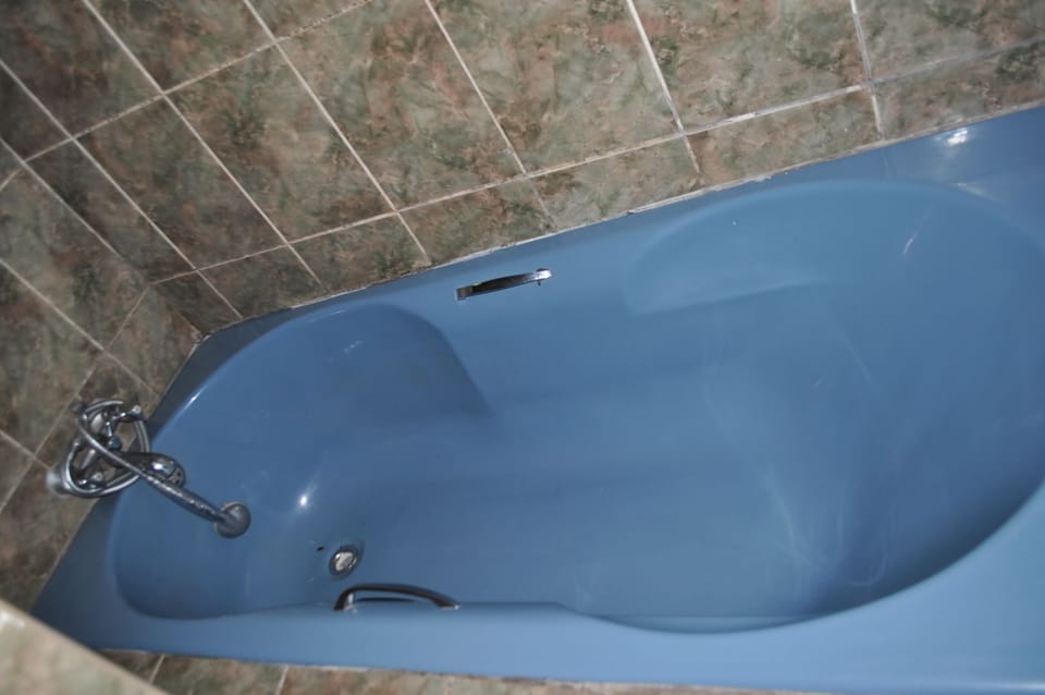 Standard Twin Room | Bathroom | Shower, free toiletries, hair dryer, towels