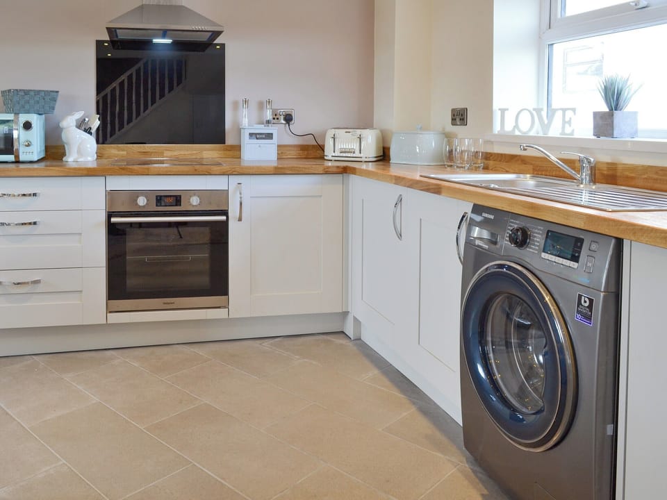 Fully appointed fitted kitchen | Granary Cottage - Metlands Farm Holidays, Bempton, near Bridlington