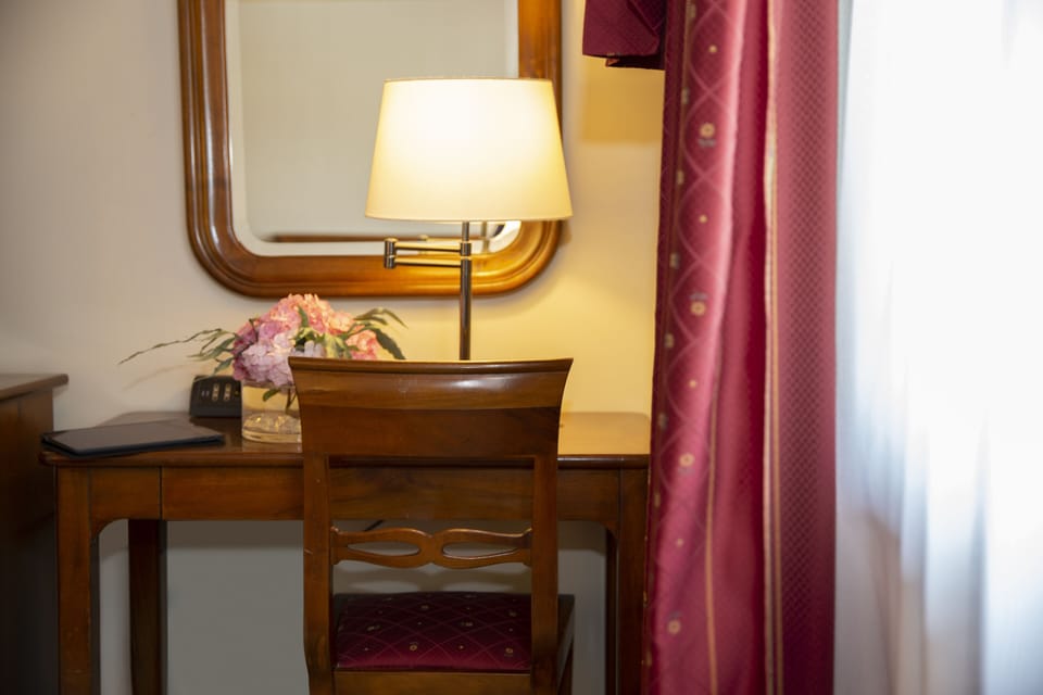 Frette Italian sheets, minibar, in-room safe, desk