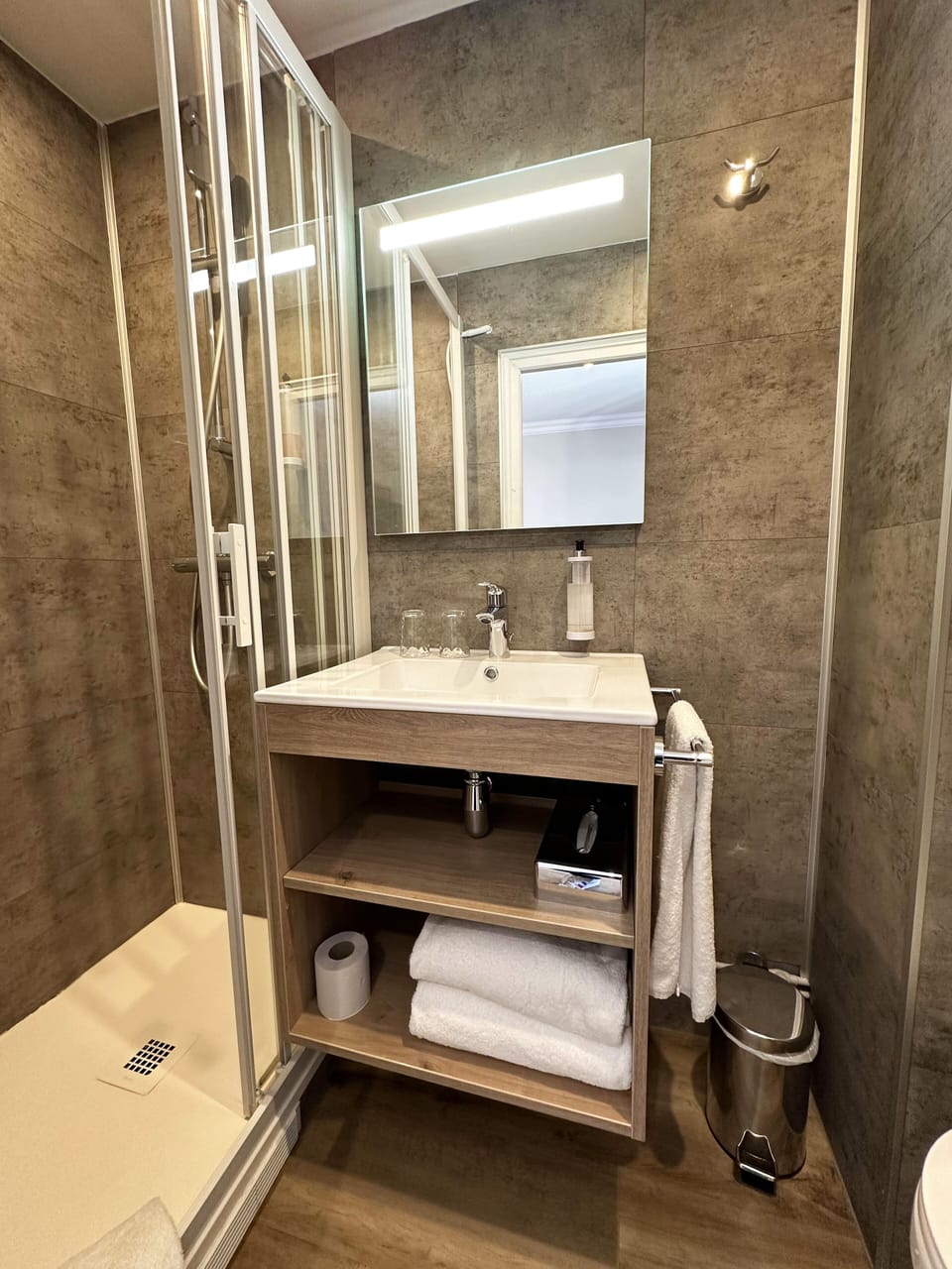 Single Room (Supérieure) | Bathroom | Shower, hydromassage showerhead, free toiletries, hair dryer