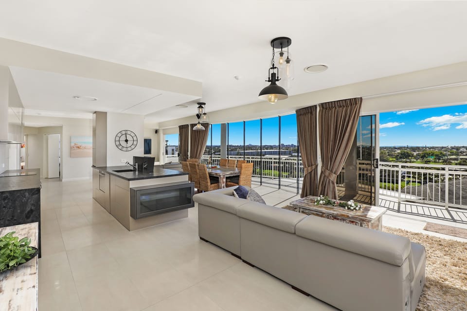 Luxury Penthouse, 3 Bedrooms, Ocean View, Beachside | Living room | 40-inch TV with digital channels, table tennis