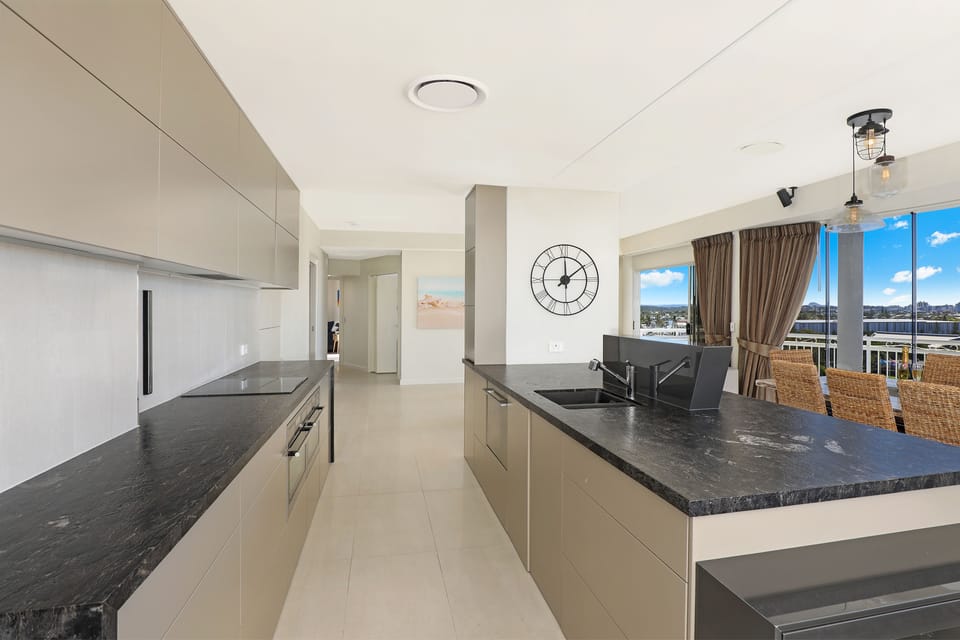 Luxury Penthouse, 3 Bedrooms, Ocean View, Beachside | Private kitchen | Full-size fridge, microwave, oven, stovetop