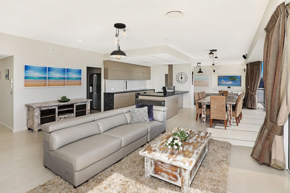 Luxury Penthouse, 3 Bedrooms, Ocean View, Beachside | Living area | 40-inch TV with digital channels, table tennis