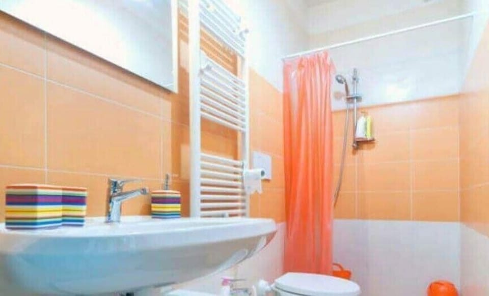 Family Double Room (Papaveri) | Bathroom | Shower, rainfall showerhead, free toiletries, hair dryer