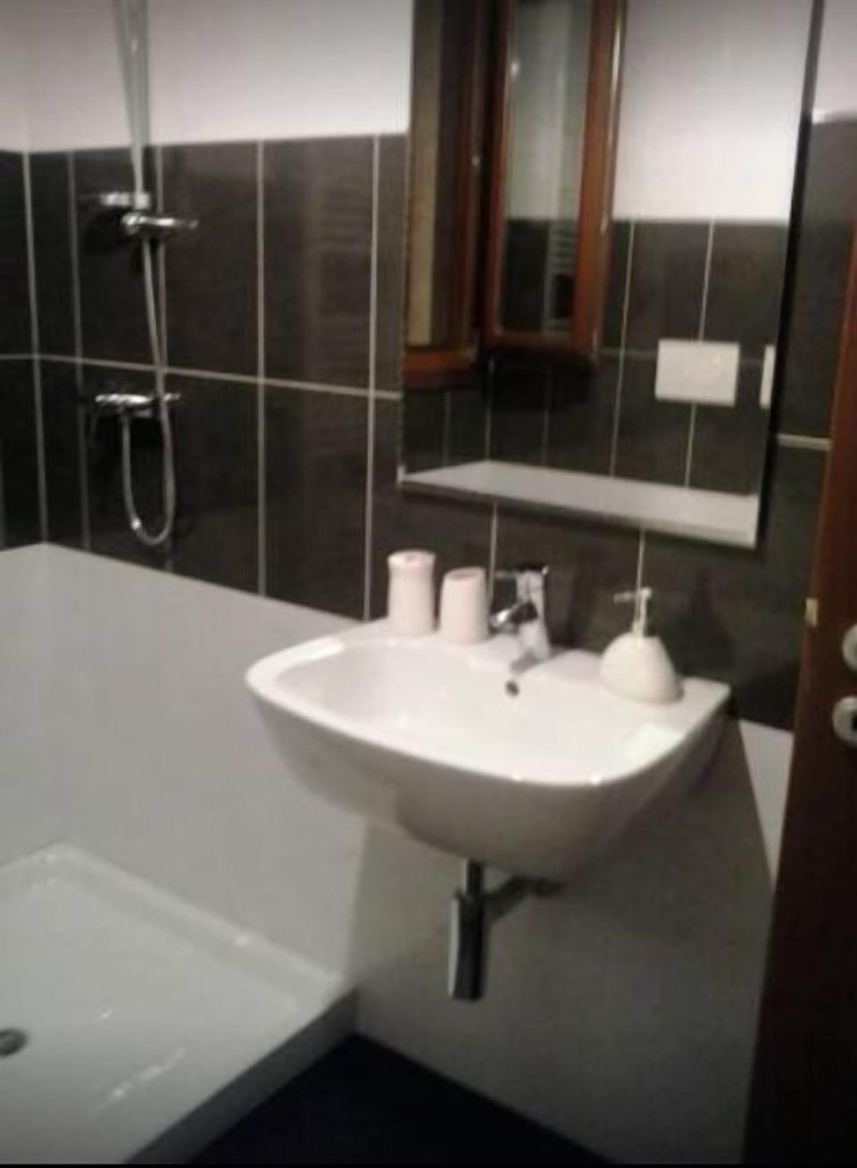 Double Room (Margherite) | Bathroom | Shower, rainfall showerhead, free toiletries, hair dryer