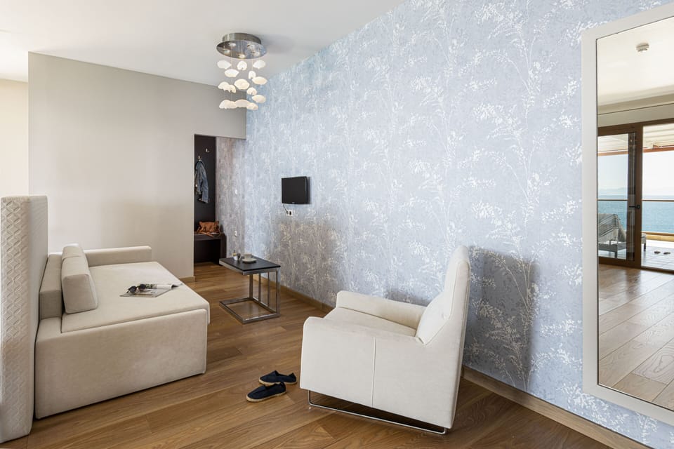 Deluxe Suite, Sea View, Corner | In-room safe, soundproofing, free WiFi, bed sheets