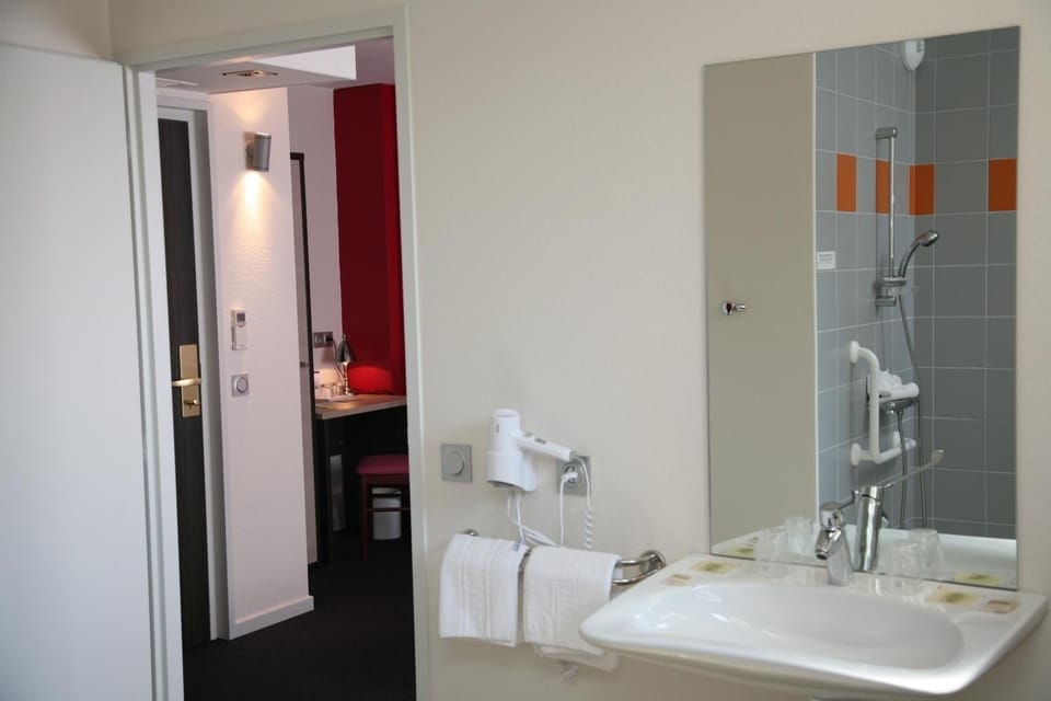 Shower, free toiletries, hair dryer