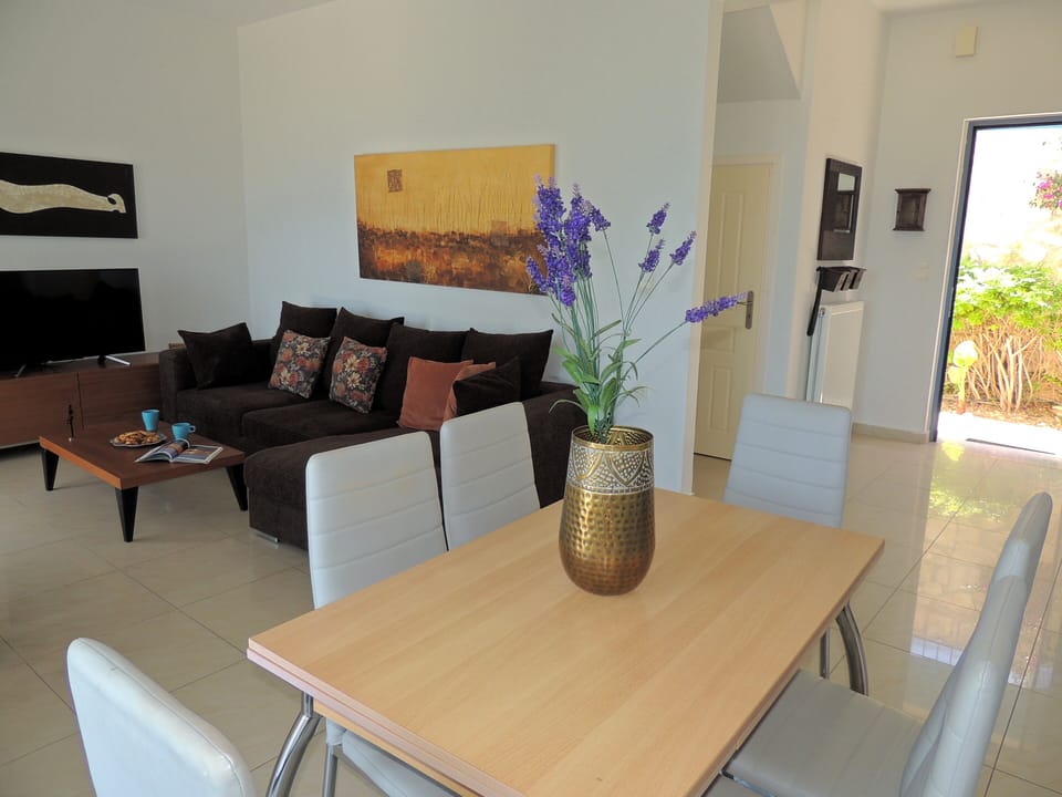 17 Amira living room and main entrance door.