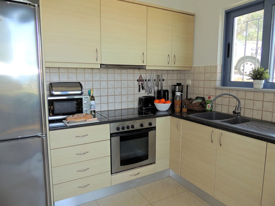 18 Amira kitchen.