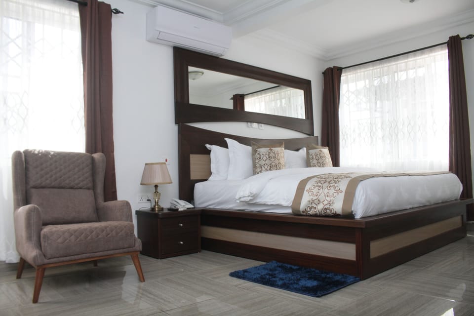 Executive Room | In-room safe, desk, laptop workspace, blackout drapes