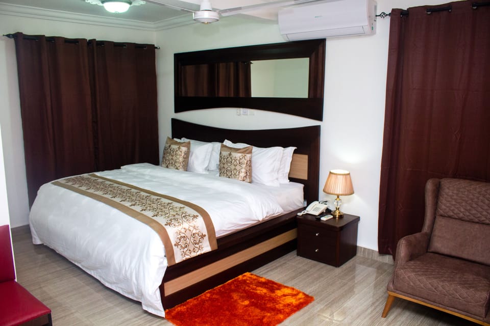 Executive Room | In-room safe, desk, laptop workspace, blackout drapes