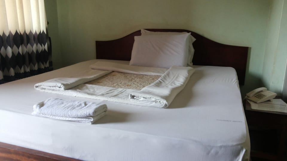 Desk, soundproofing, WiFi (free), bed sheets