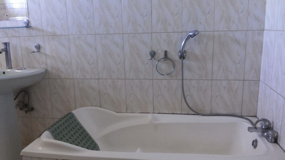 Deep soaking bathtub