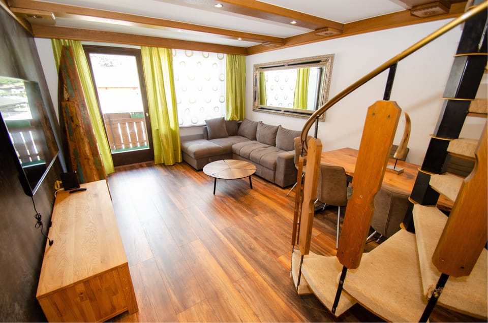Penthouse 81 Kaprun | Living area | Flat-screen TV