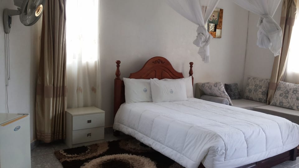 Executive Suite | Premium bedding, individually decorated, individually furnished, desk