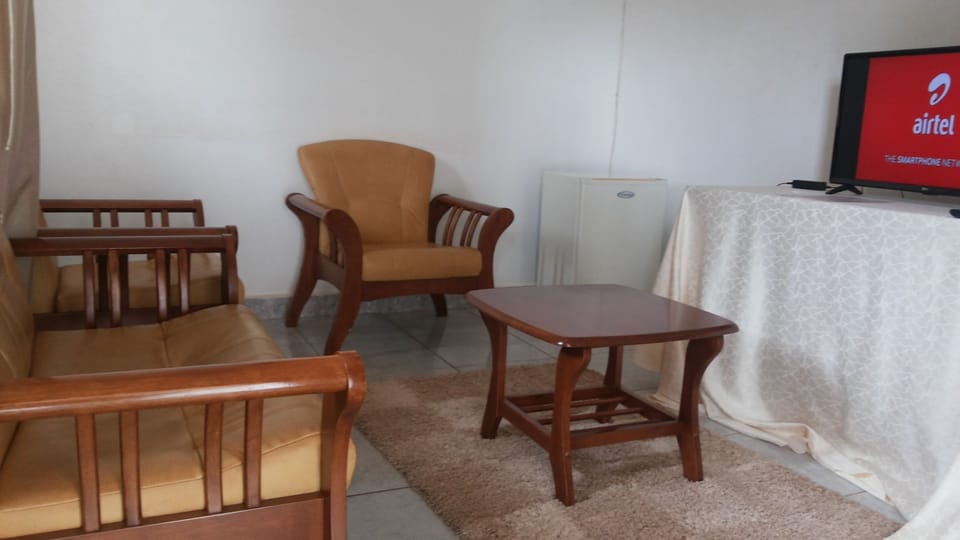 Executive Suite | Living room | 32-inch LCD TV with satellite channels, TV