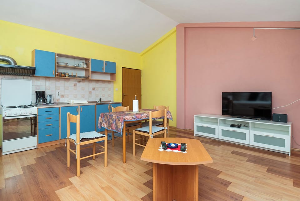 House | Private kitchen | Fridge, microwave, oven, stovetop