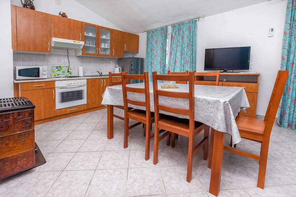 Apartment (A2) | Private kitchen | Fridge, microwave, oven, stovetop