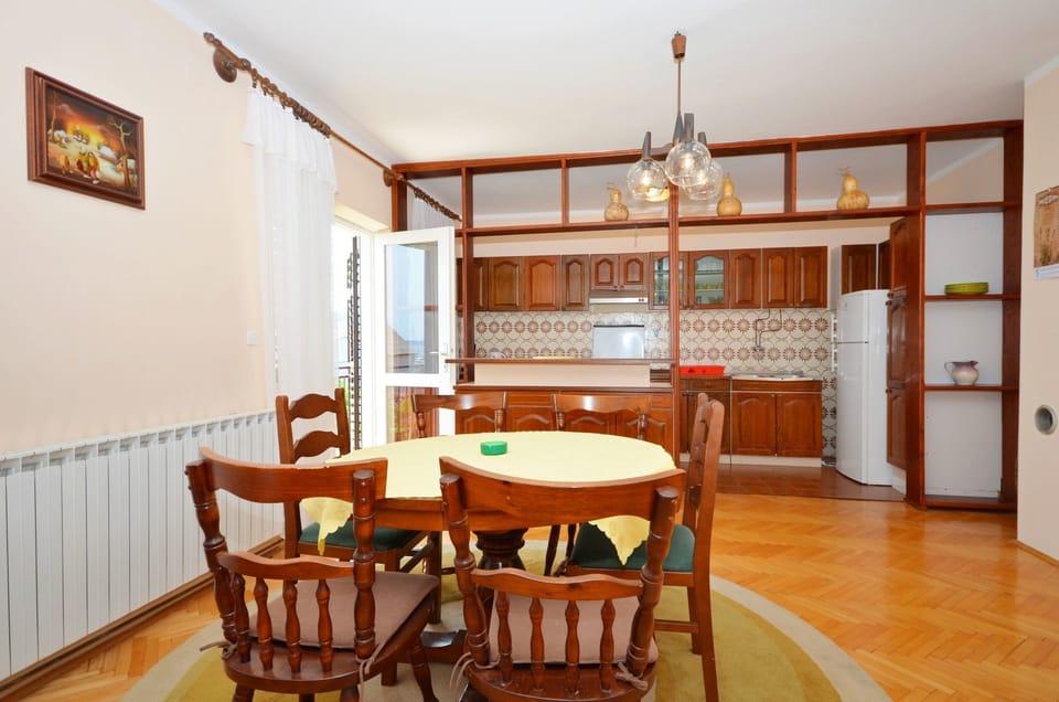 Private kitchen | Fridge, oven, stovetop, cookware/dishes/utensils