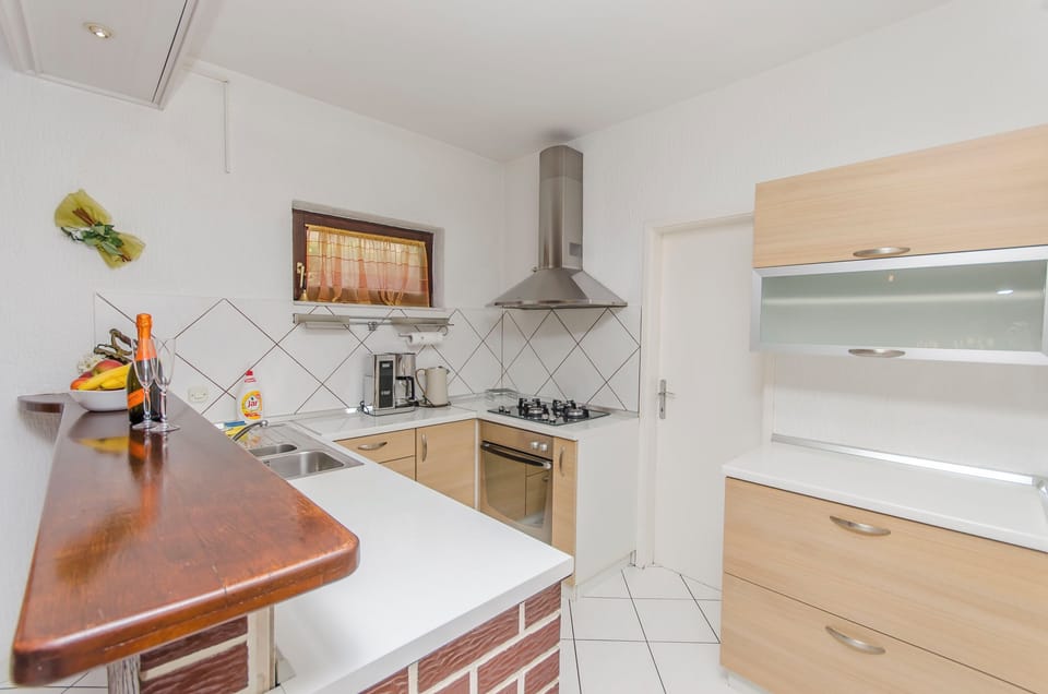 Apartment (A1) | Private kitchen | Fridge, microwave, oven, stovetop