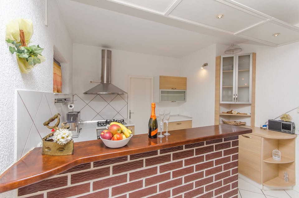 Apartment (A1) | Private kitchen | Fridge, microwave, oven, stovetop